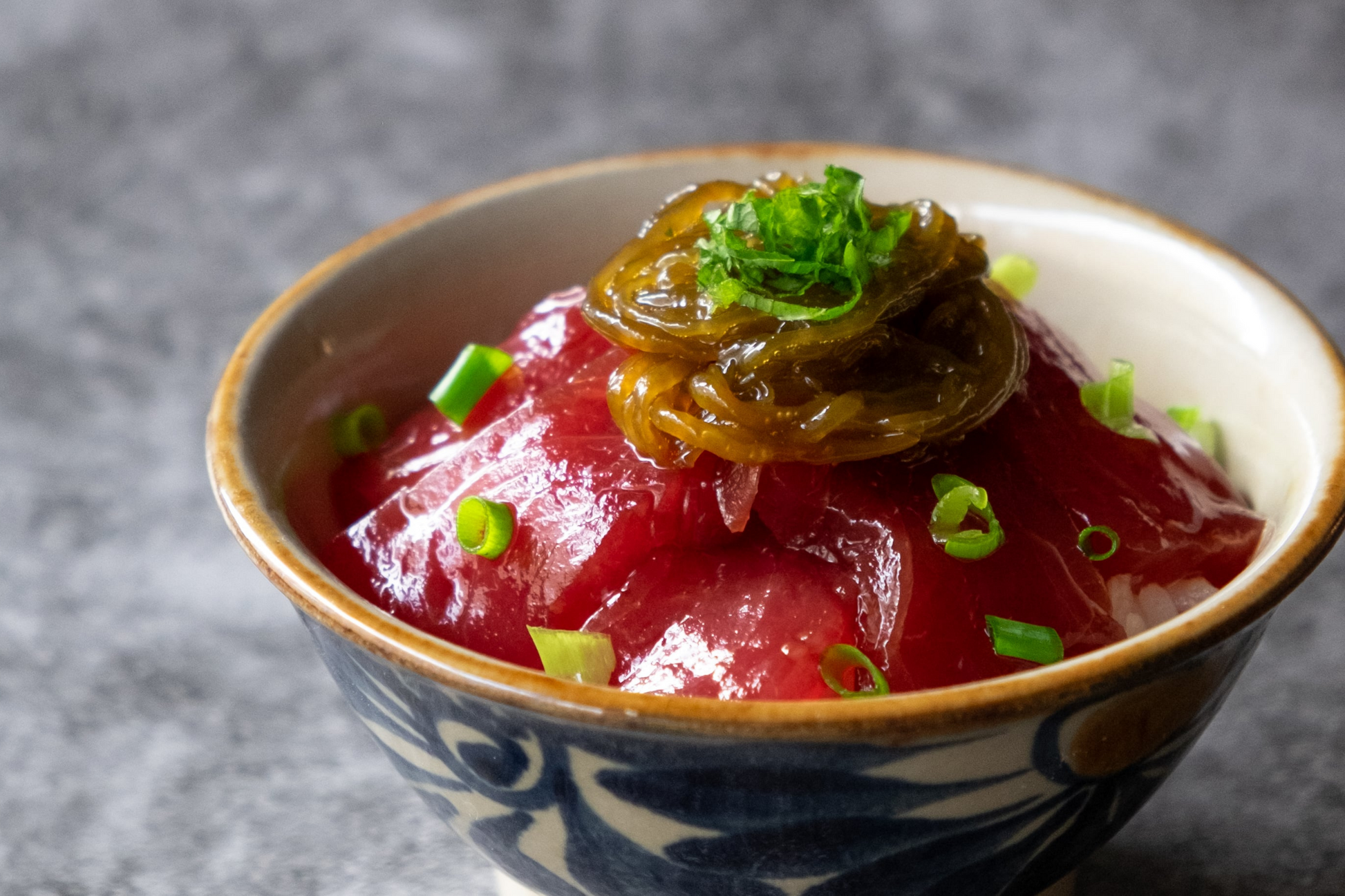 もずくとマグロ刺身を「もずくのたれ」で漬けた、づけ丼